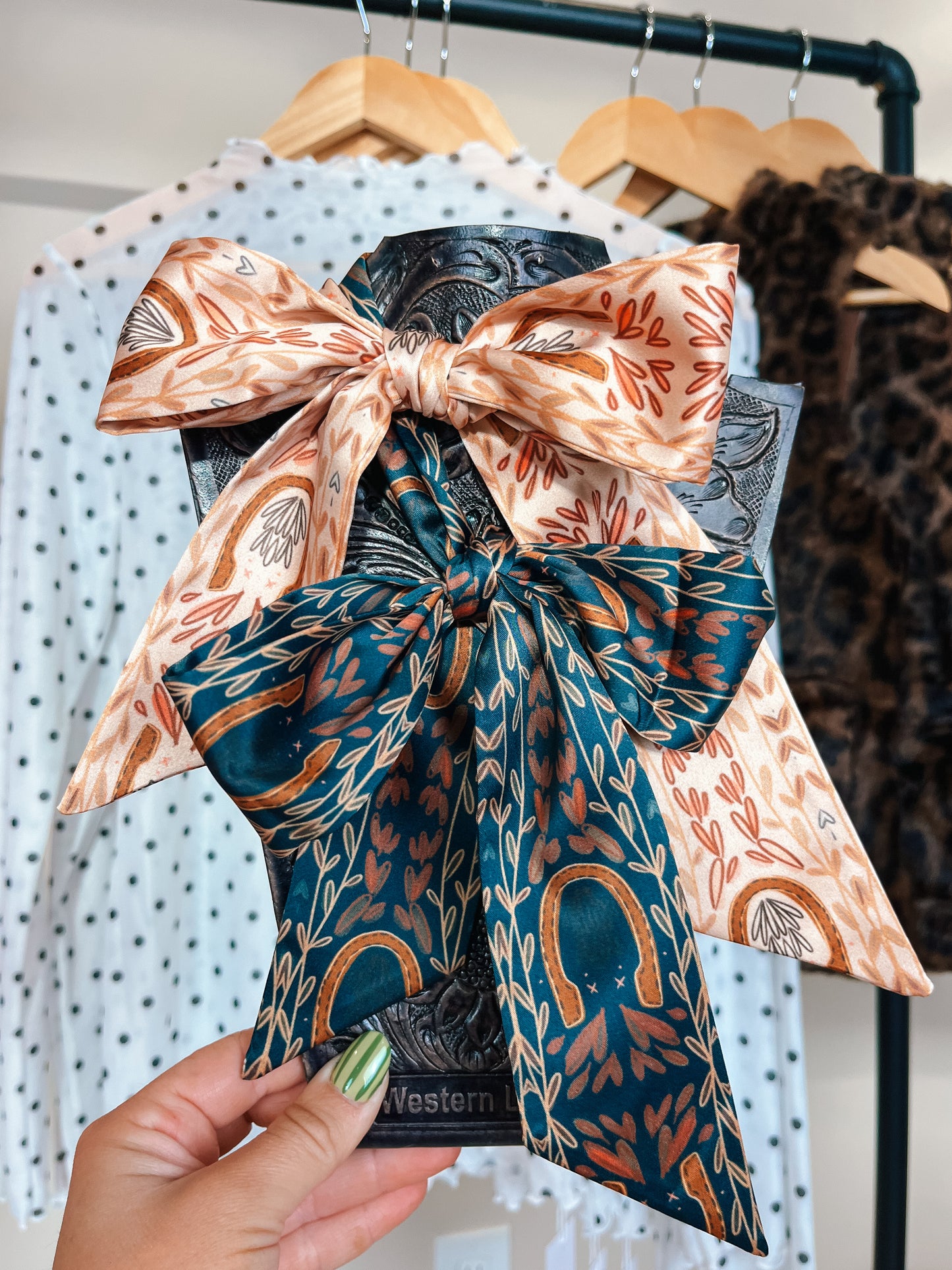 The Horseshoe Twilly (2 colors)