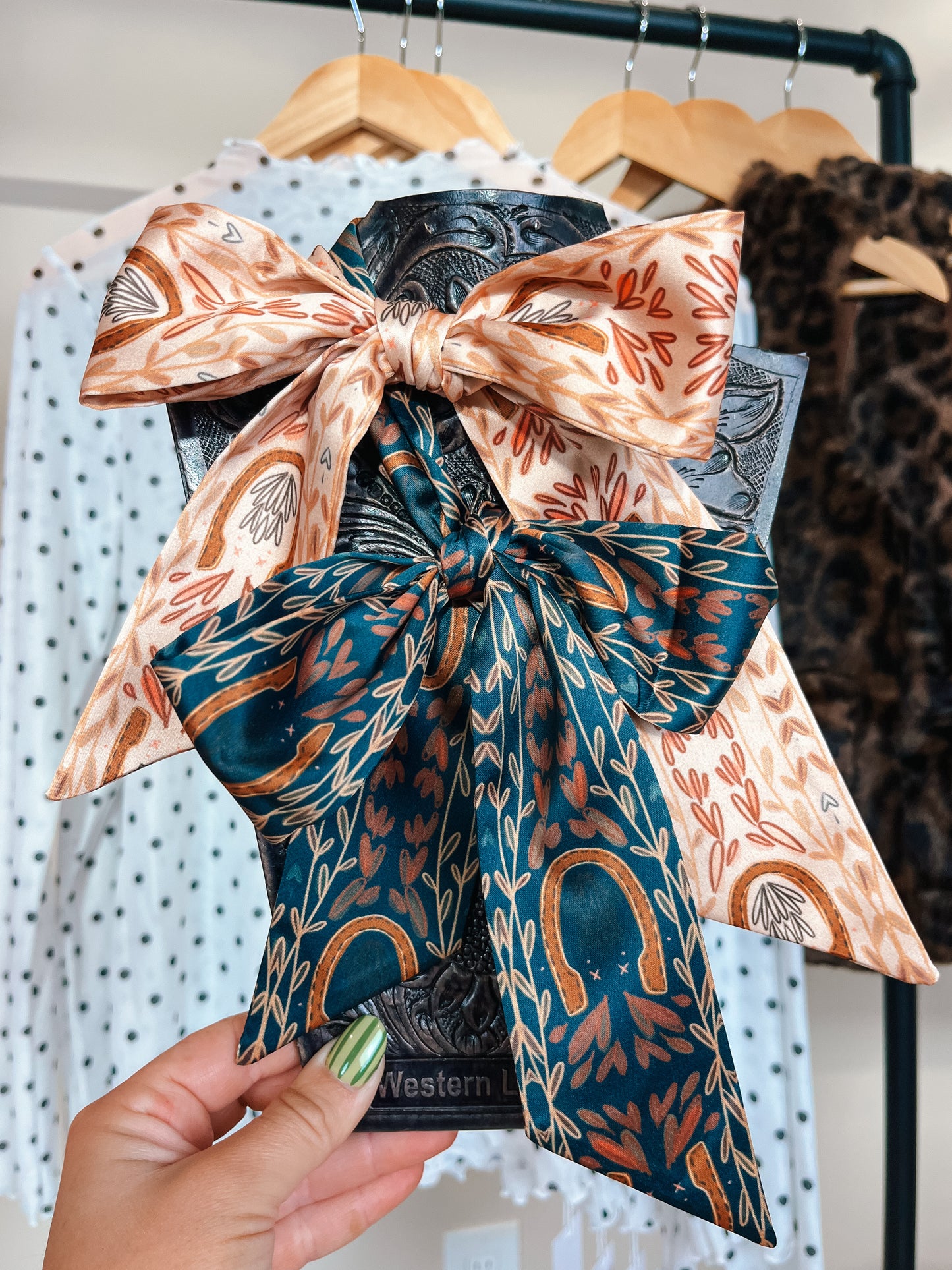 The Horseshoe Twilly (2 colors)